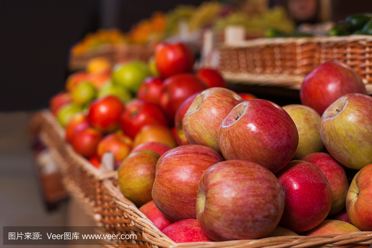 柳条箱和成熟的苹果。